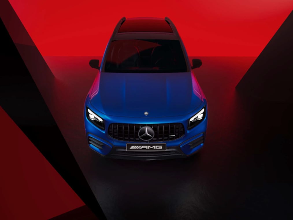 Mercedes-AMG GLB 35 4MATIC을 전방 그리고 후방 측면에서 바라본 모습.