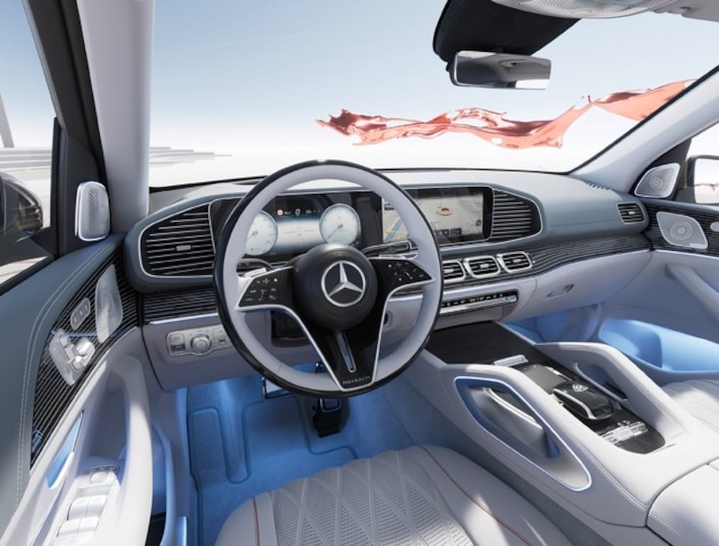 Mercedes-Maybach GLS 600(투톤 도장 및 마이바흐 전용 휠)을 후방에서 바라본 모습.