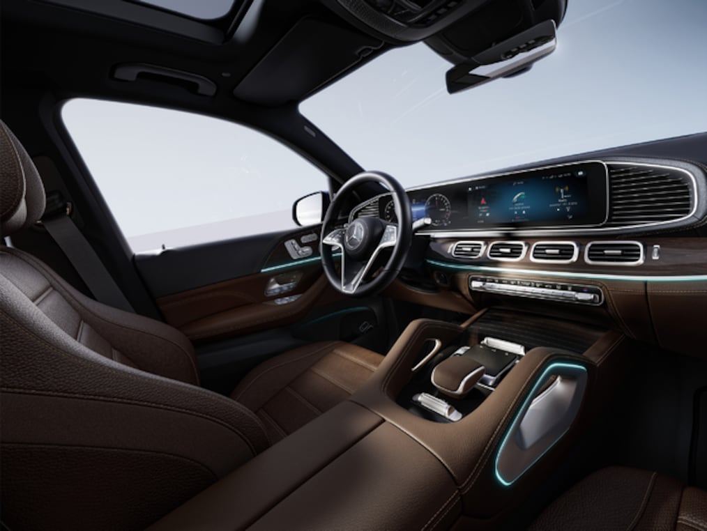 Mercedes-Benz GLE의 투명한 엔진 후드.