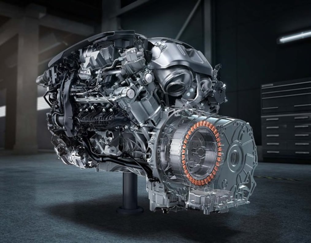 Mercedes-AMG G 63에 장착된 크로스 스포크 디자인의 AMG 단조 휠을 가까이에서 바라본 모습(RG4).