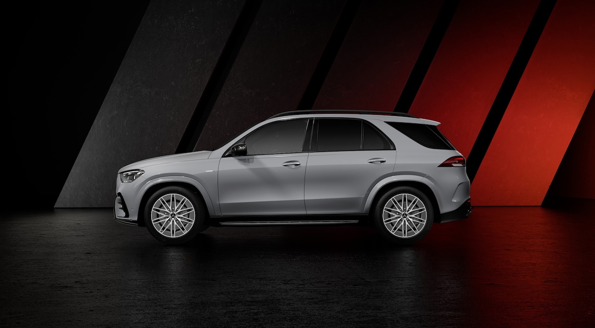 Mercedes-AMG GLE SUV를 전방 측면에서 바라본 모습(또는 세 가지 AMG GLE SUV 모델).