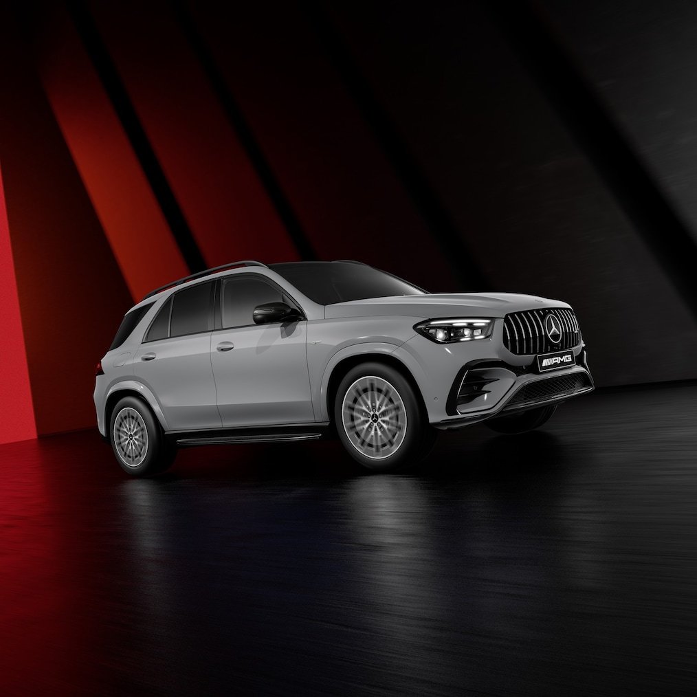 Mercedes-AMG GLE SUV의 역동적인 모습(주행 중인 모습) 또는 서로 나란히 서 있는 세 대의 다른 모델.