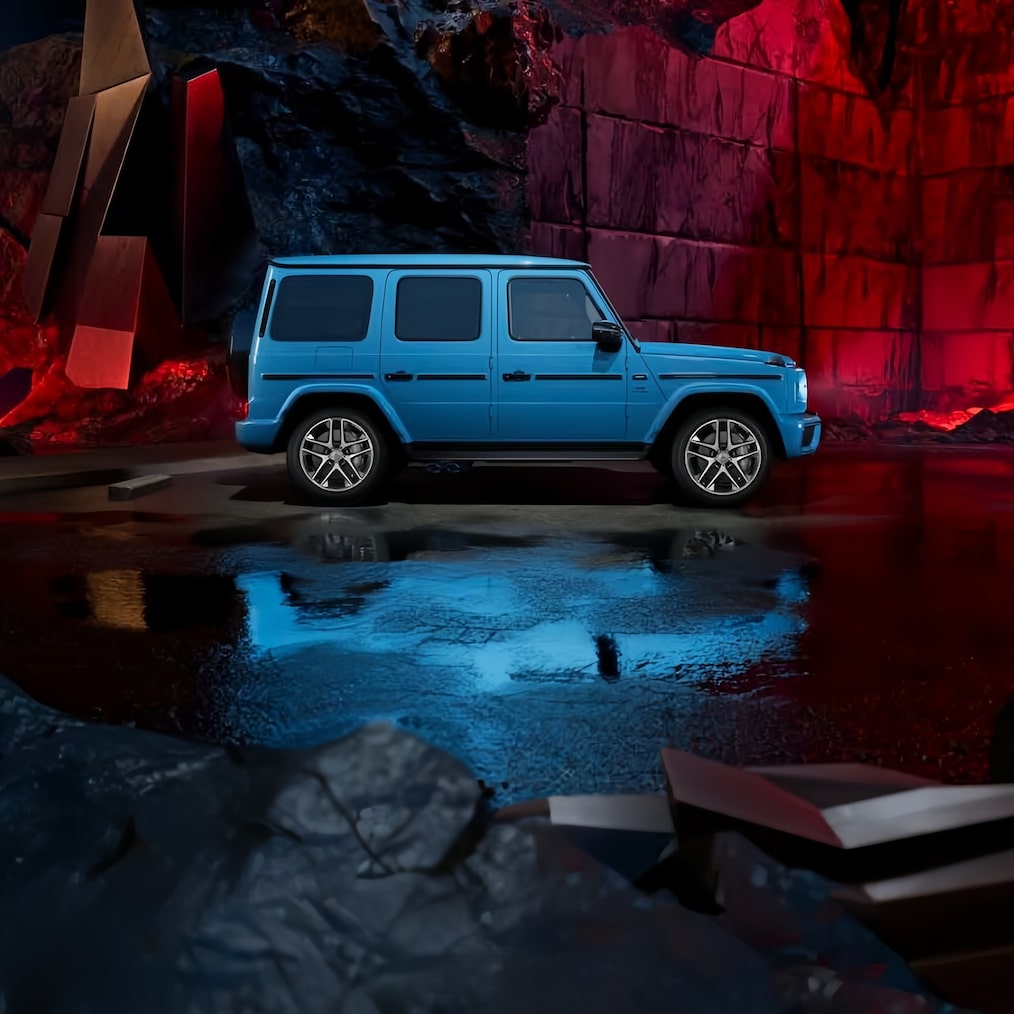 MANUFAKTUR 하이퍼 블루 마그노 도장 피니시가 적용된 Mercedes-AMG G 63을 정면에서 바라본 모습.