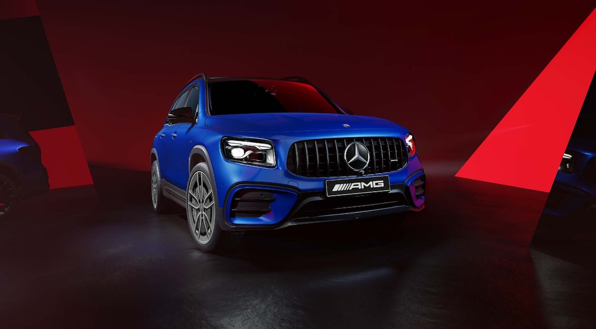 Mercedes-AMG GLB 35 4MATIC을 전방에서 바라본 모습.