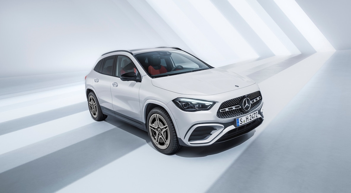 측면에서 본 Mercedes-Benz GLA의 전면부