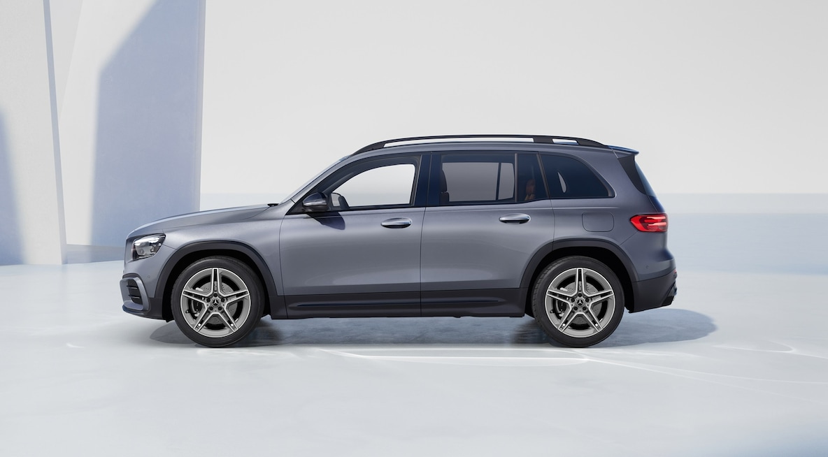 측면에서 바라본 Mercedes-Benz GLB SUV의 전방 모습