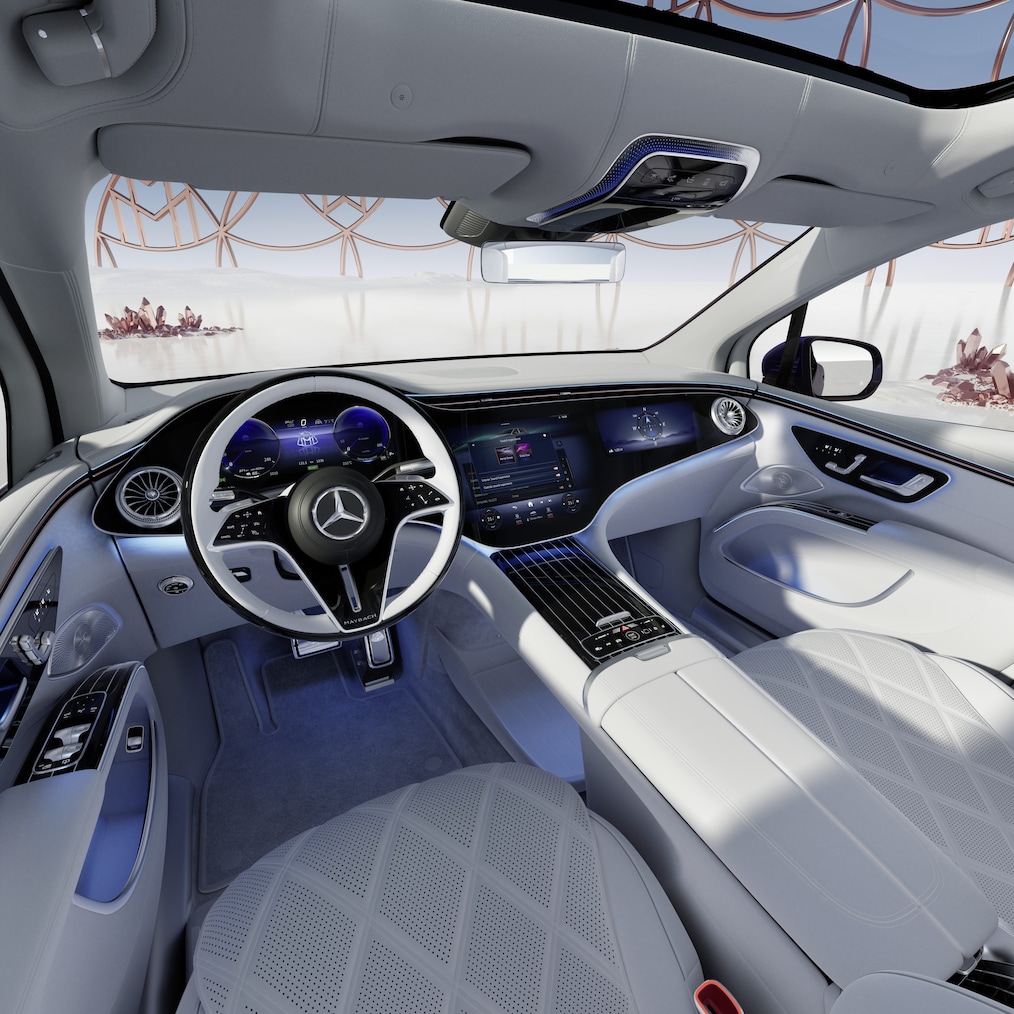 배경에 Maybach 브랜드 로고가 보이는 충전소에 세워진 Mercedes-Maybach EQS SUV의 측면 모습.