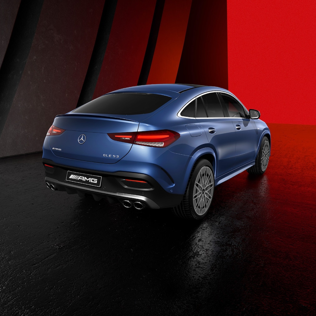 Mercedes-AMG GLE Coupé의 앞좌석 시트와 콕핏을 측면에서 바라본 모습