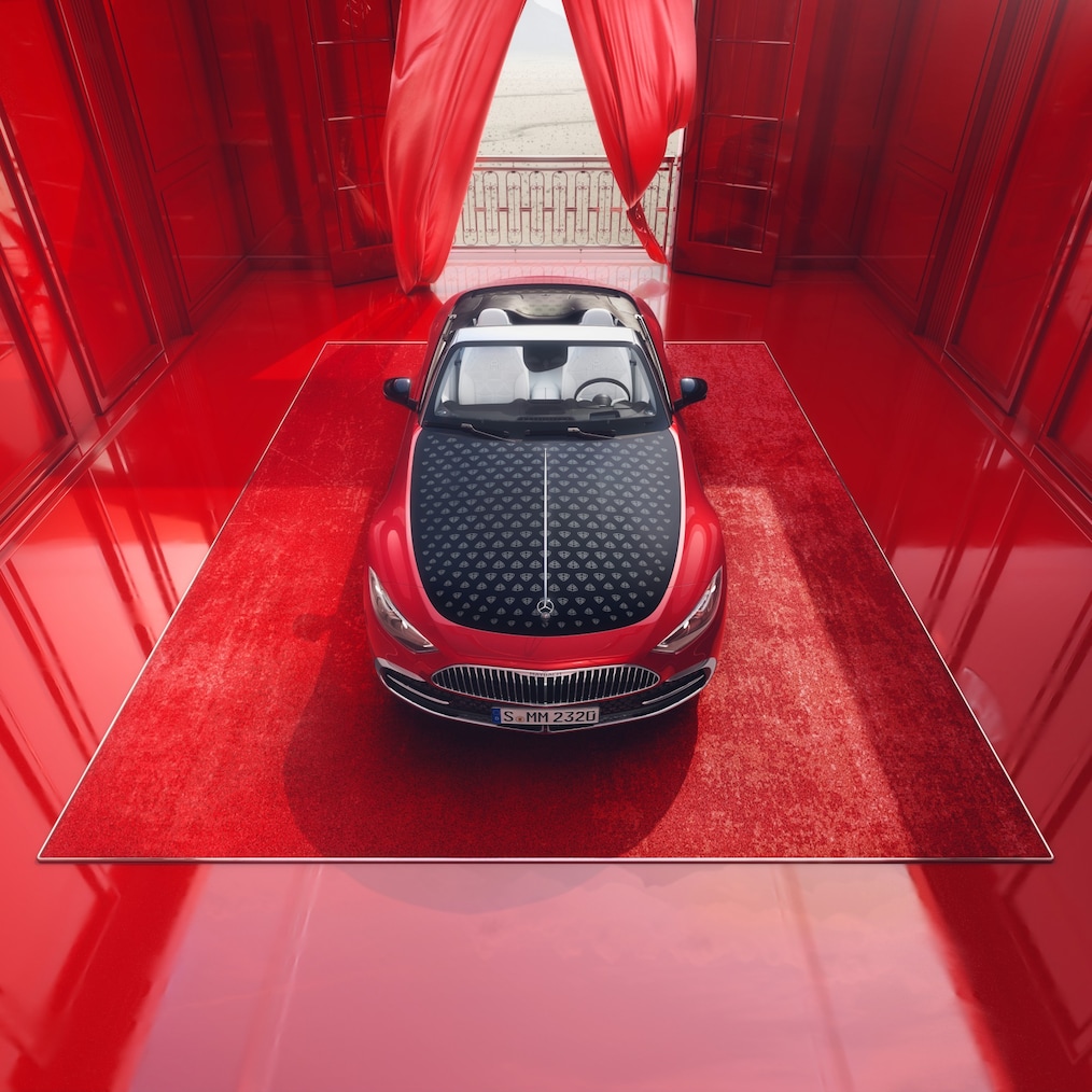 크리스털 화이트 컬러가 MANUFAKTUR 익스클루시브 가죽에 적용된 두 개의 시트를 전방에서 바라본 모습.