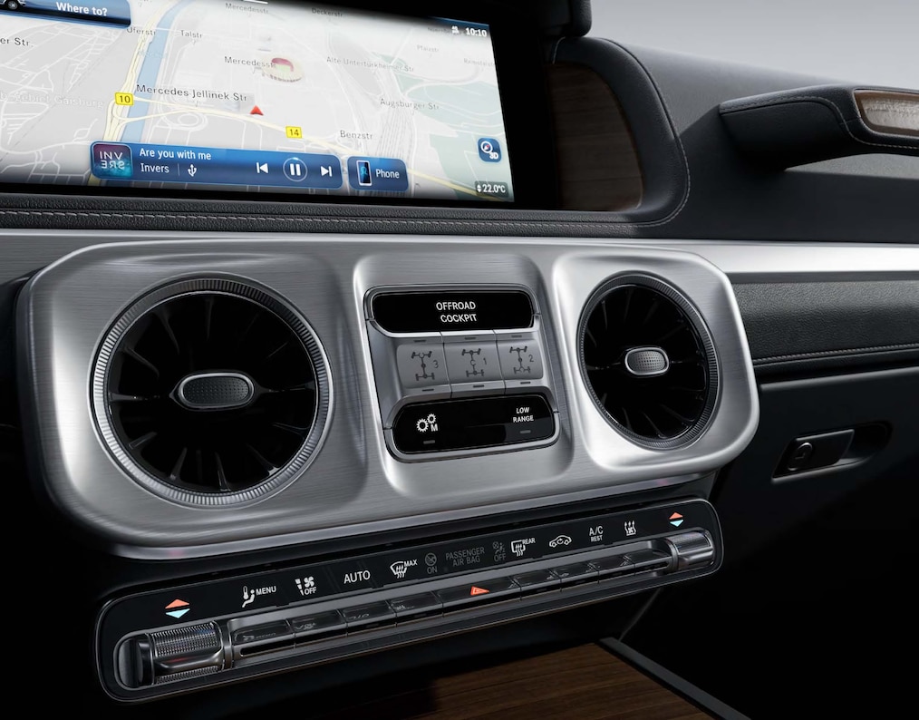 Mercedes-Benz G 580 with EQ Technology에 설치된 블랙 패널 라디에이터 그릴을 가까이에서 바라본 모습.