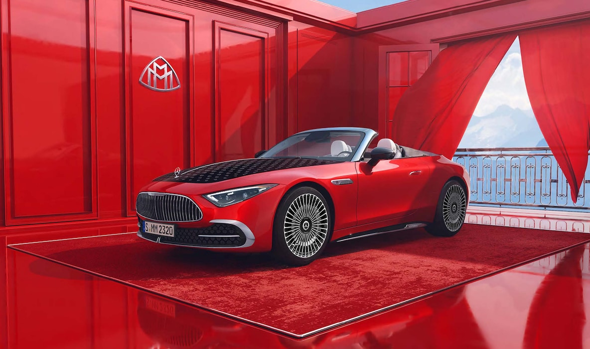 “Red Ambience” 컨셉이 적용된 개방된 상태의 Mercedes-Maybach SL 680 Monogram 시리즈를 위에서 바라본 모습.