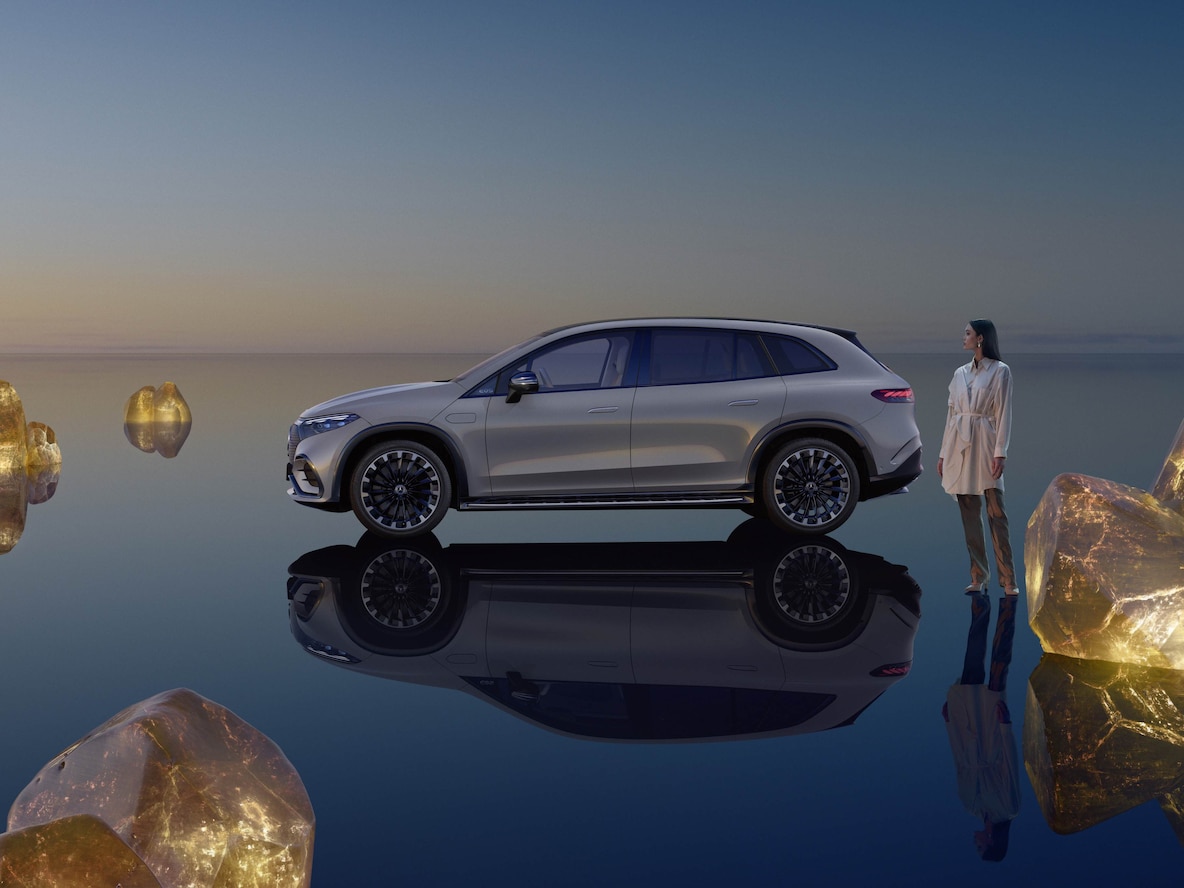 운전자 시각에서 바라본 Mercedes-Benz EQS SUV.