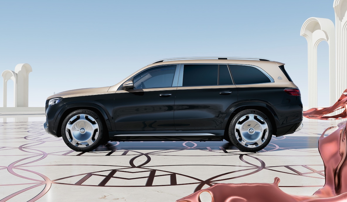 버드뷰로 바라본 Mercedes-Maybach GLS 600의 전방 측면 모습.