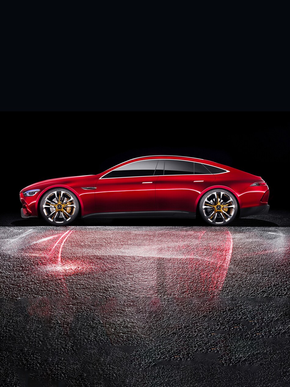 검정색 배경을 바탕으로 서 있는 Mercedes-AMG GT 콘셉트의 측면 모습.