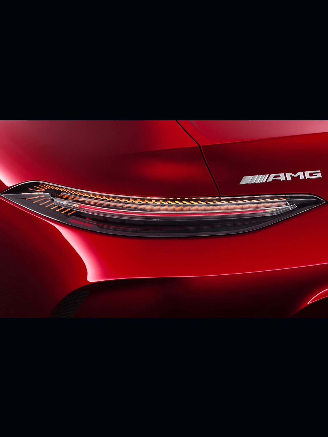 검정색 배경을 바탕으로 서 있는 Mercedes-AMG GT 콘셉트의 측면 모습.