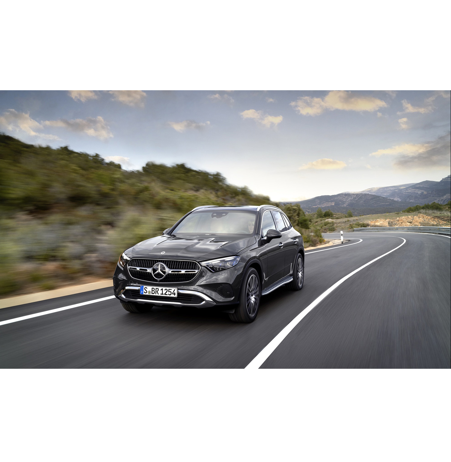 The new Mercedes-Benz GLC 220 d 4MATIC The new Mercedes-Benz GLC 220 d 4MATIC 차량의 전방 모습